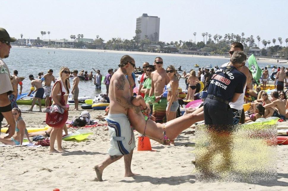 Are 17 ani, învăţa bine la şcoală, dar părinţii vor să o dezmoştenească după ce a făcut asta. 60.000 de oameni au fost martori 199957