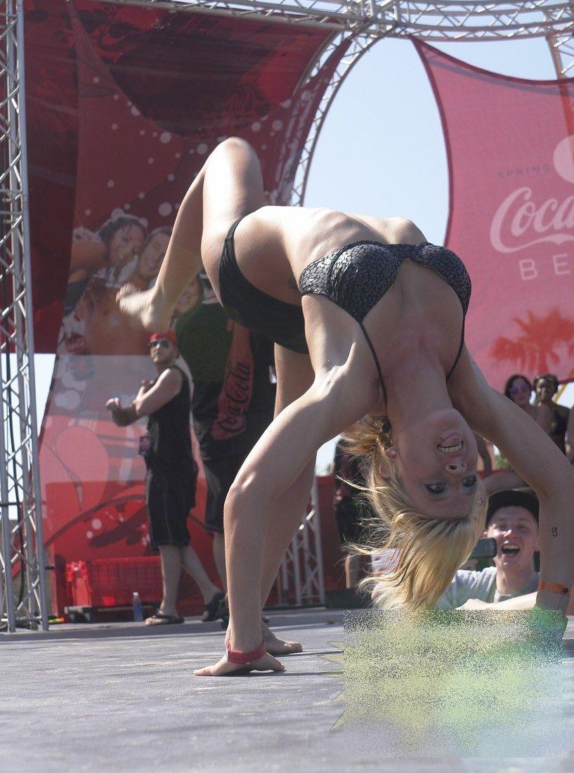 Are 17 ani, învăţa bine la şcoală, dar părinţii vor să o dezmoştenească după ce a făcut asta. 60.000 de oameni au fost martori 199958