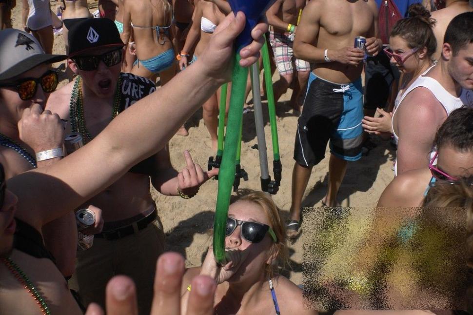 Are 17 ani, învăţa bine la şcoală, dar părinţii vor să o dezmoştenească după ce a făcut asta. 60.000 de oameni au fost martori 199959