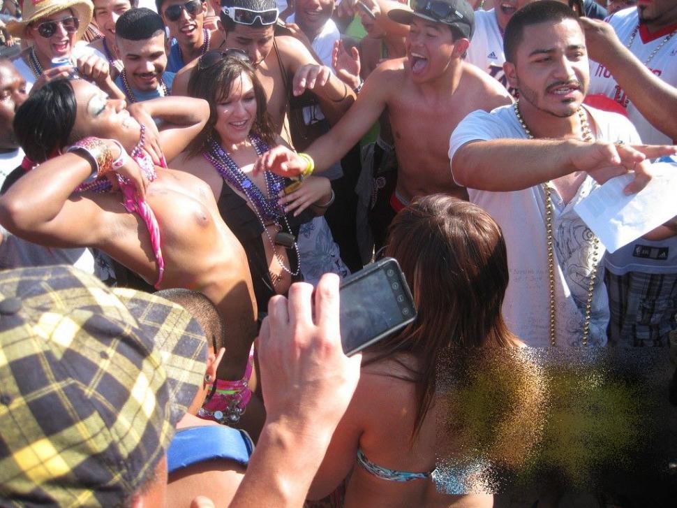 Are 17 ani, învăţa bine la şcoală, dar părinţii vor să o dezmoştenească după ce a făcut asta. 60.000 de oameni au fost martori 199960