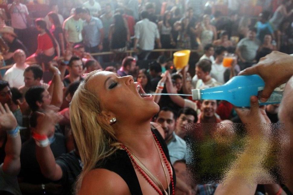 Are 17 ani, învăţa bine la şcoală, dar părinţii vor să o dezmoştenească după ce a făcut asta. 60.000 de oameni au fost martori 199961