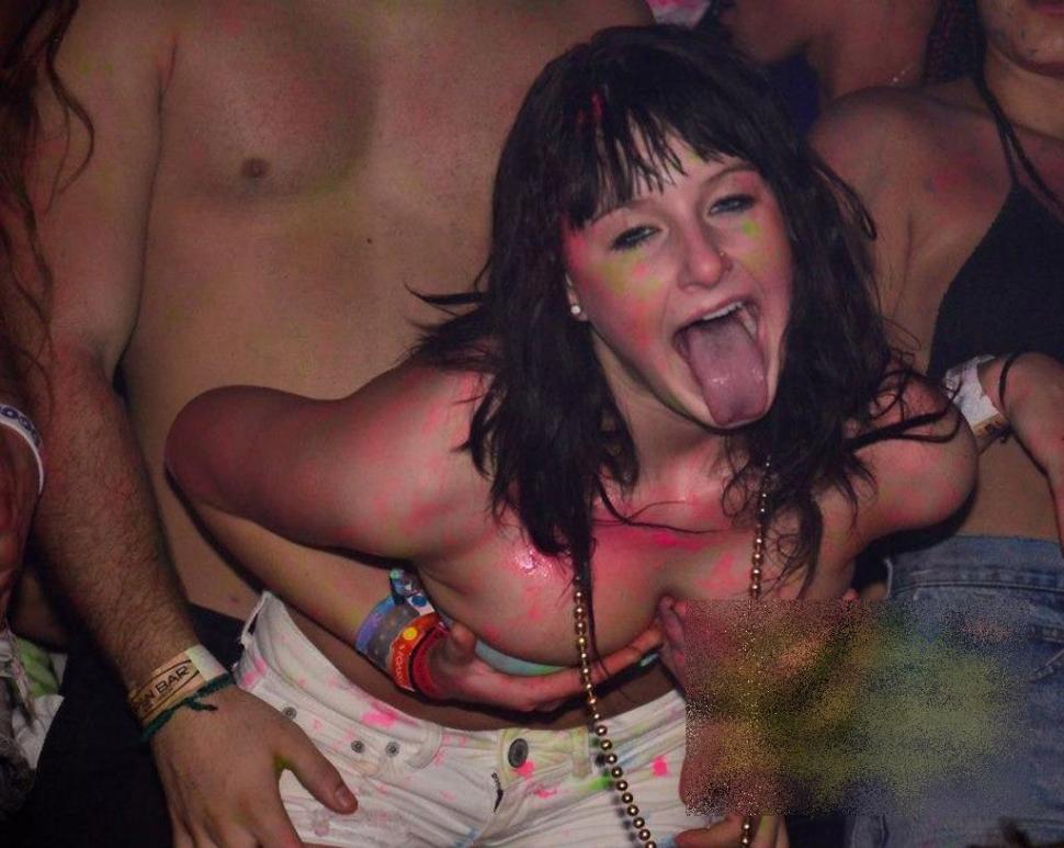 Are 17 ani, învăţa bine la şcoală, dar părinţii vor să o dezmoştenească după ce a făcut asta. 60.000 de oameni au fost martori 199962