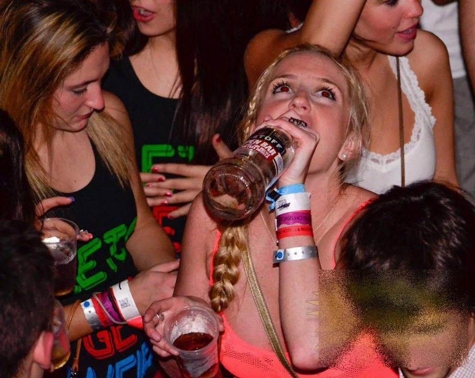 Are 17 ani, învăţa bine la şcoală, dar părinţii vor să o dezmoştenească după ce a făcut asta. 60.000 de oameni au fost martori 199963