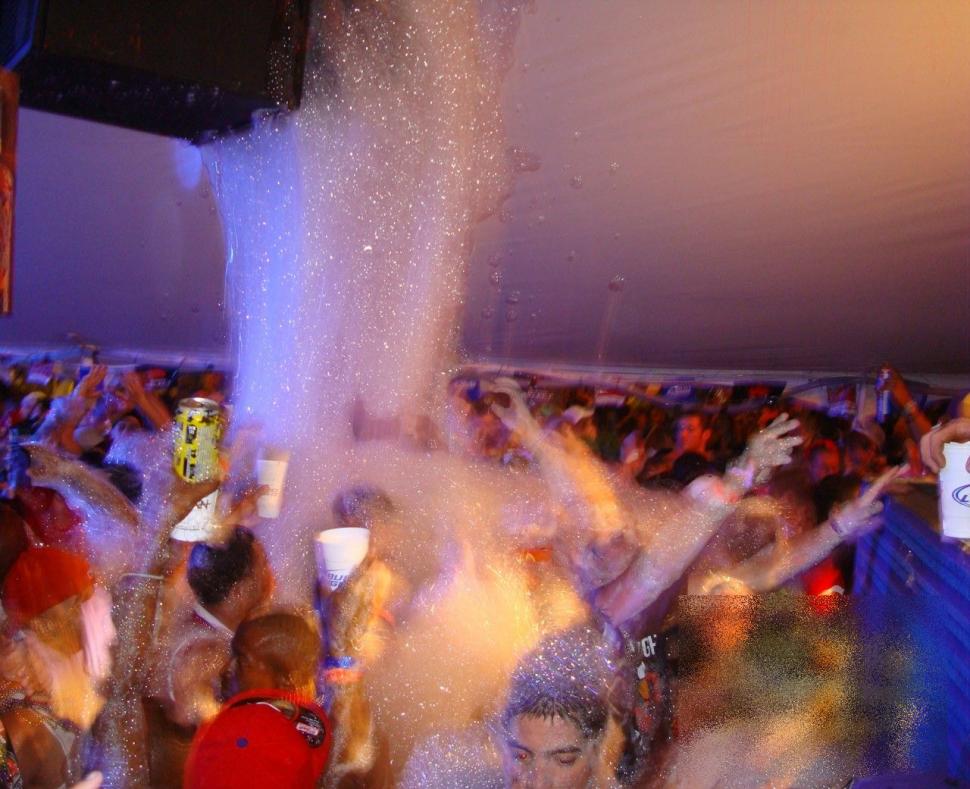 Are 17 ani, învăţa bine la şcoală, dar părinţii vor să o dezmoştenească după ce a făcut asta. 60.000 de oameni au fost martori 199964