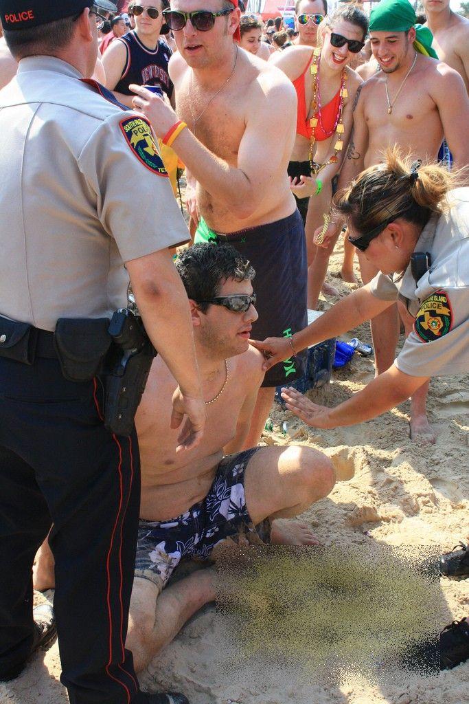 Are 17 ani, învăţa bine la şcoală, dar părinţii vor să o dezmoştenească după ce a făcut asta. 60.000 de oameni au fost martori 199965