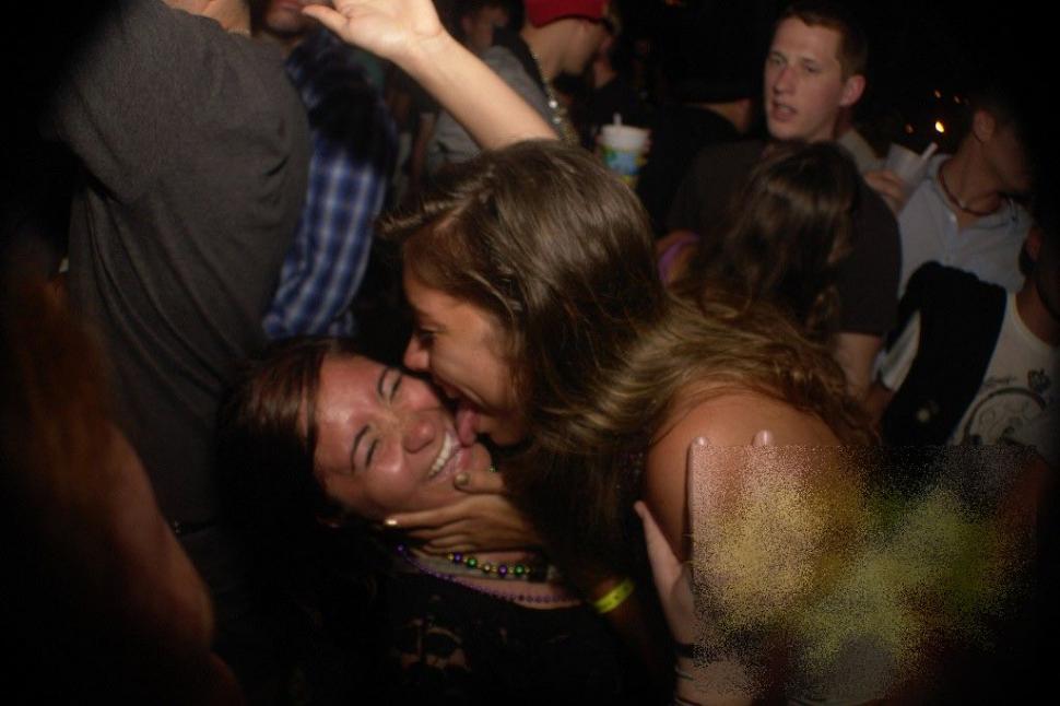 Are 17 ani, învăţa bine la şcoală, dar părinţii vor să o dezmoştenească după ce a făcut asta. 60.000 de oameni au fost martori 199967