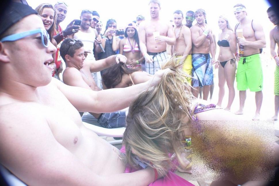 Are 17 ani, învăţa bine la şcoală, dar părinţii vor să o dezmoştenească după ce a făcut asta. 60.000 de oameni au fost martori 199968