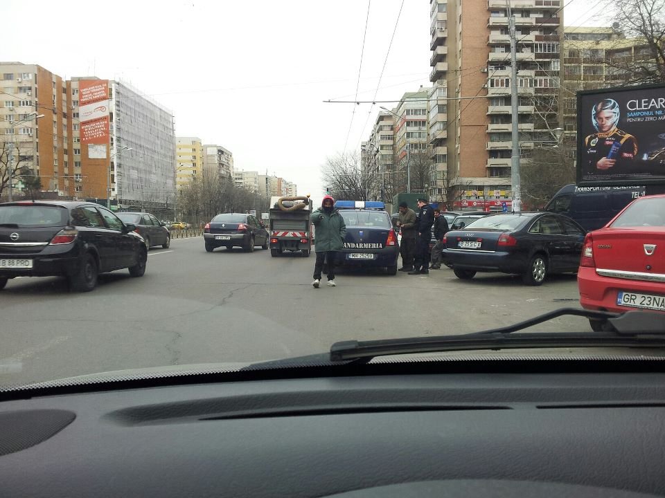 Ce făceau &quot;băieţaşii&quot; de la parcări, în timp ce Jandarmeria era chiar în spatele lor
