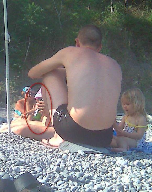 Ce făceau aceşti părinţi pe plajă, chiar sub ochii fetiţei lor. Nu mai puteau aştepta până acasă 200145