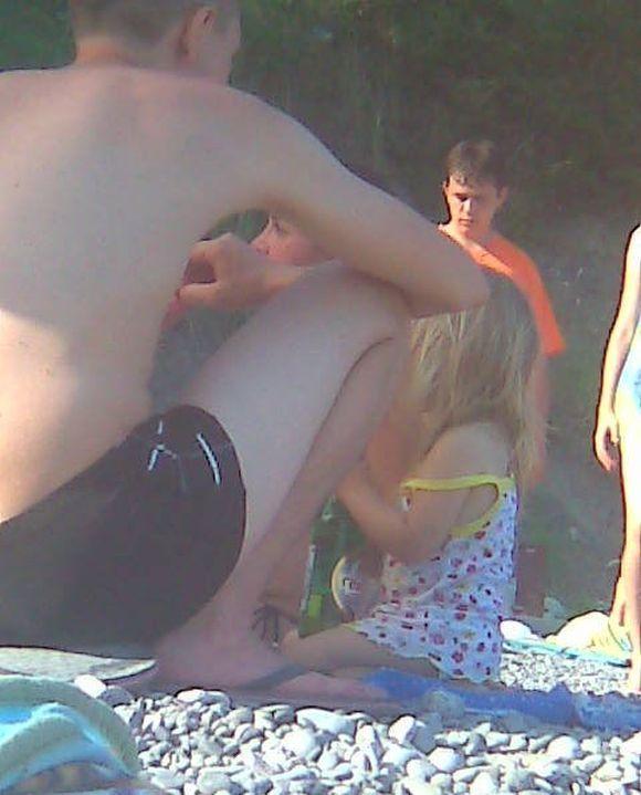 Ce făceau aceşti părinţi pe plajă, chiar sub ochii fetiţei lor. Nu mai puteau aştepta până acasă 200146