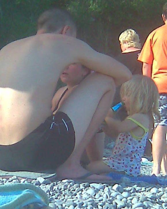 Ce făceau aceşti părinţi pe plajă, chiar sub ochii fetiţei lor. Nu mai puteau aştepta până acasă 200147