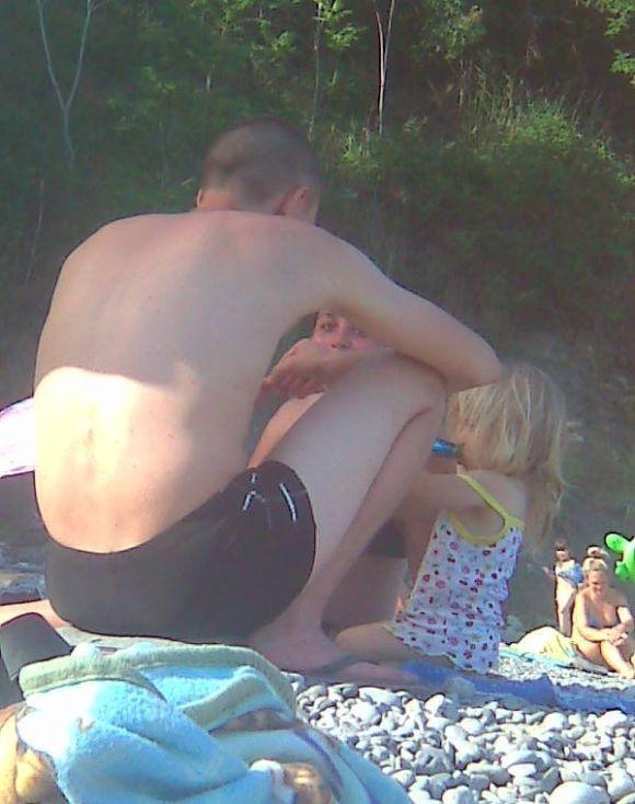 Ce făceau aceşti părinţi pe plajă, chiar sub ochii fetiţei lor. Nu mai puteau aştepta până acasă 200148