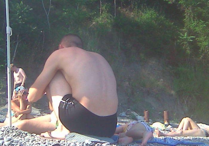 Ce făceau aceşti părinţi pe plajă, chiar sub ochii fetiţei lor. Nu mai puteau aştepta până acasă 200150