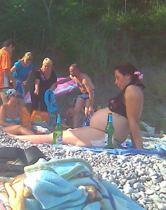 Ce făceau aceşti părinţi pe plajă, chiar sub ochii fetiţei lor. Nu mai puteau aştepta până acasă 200151