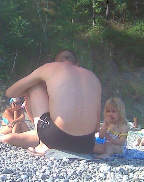 Ce făceau aceşti părinţi pe plajă, chiar sub ochii fetiţei lor. Nu mai puteau aştepta până acasă 200152
