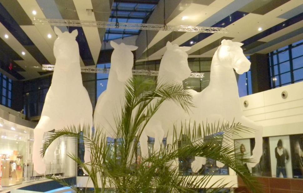 Lumi plutitoare. Uriaşii adormiţi, caii maiestuoşi, pădurea suspendată şi clovnii siniştri au invadat un mall din Bucureşti 200226