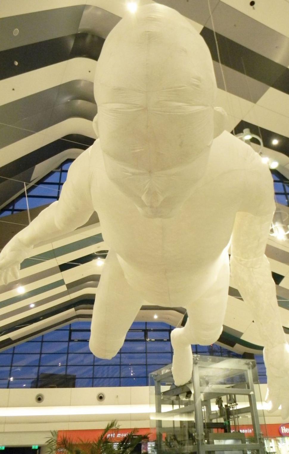 Lumi plutitoare. Uriaşii adormiţi, caii maiestuoşi, pădurea suspendată şi clovnii siniştri au invadat un mall din Bucureşti 200227