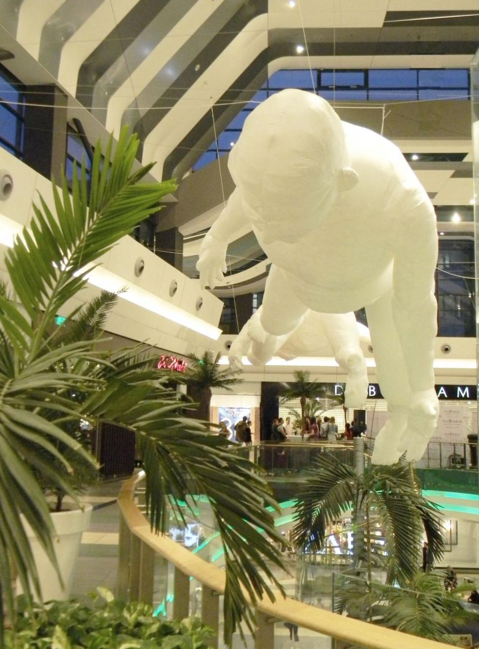 Lumi plutitoare. Uriaşii adormiţi, caii maiestuoşi, pădurea suspendată şi clovnii siniştri au invadat un mall din Bucureşti 200228