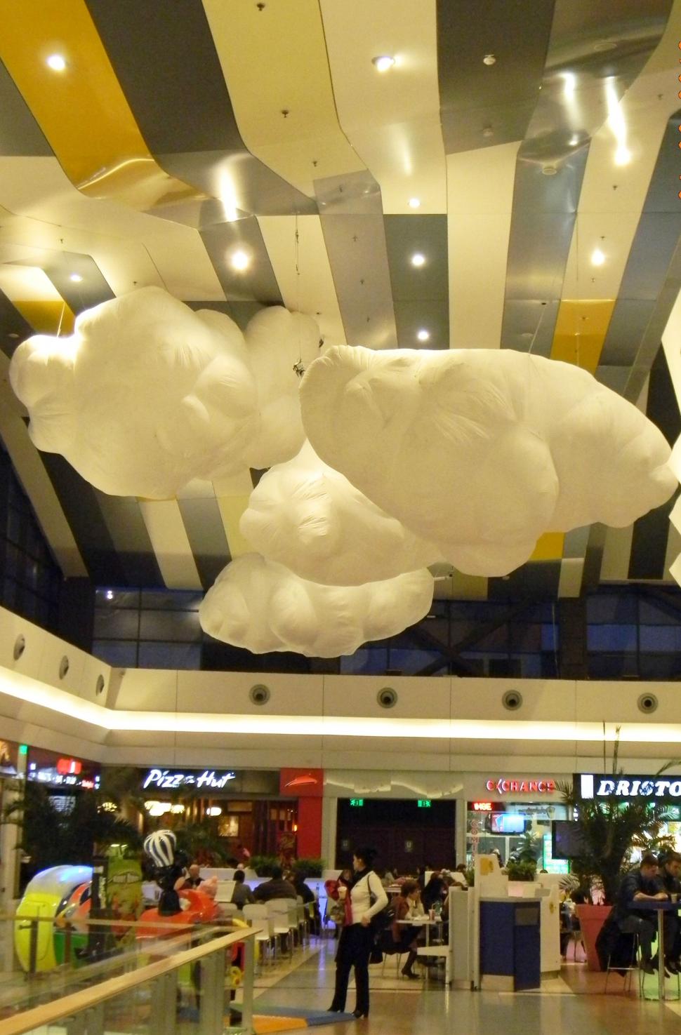 Lumi plutitoare. Uriaşii adormiţi, caii maiestuoşi, pădurea suspendată şi clovnii siniştri au invadat un mall din Bucureşti 200229