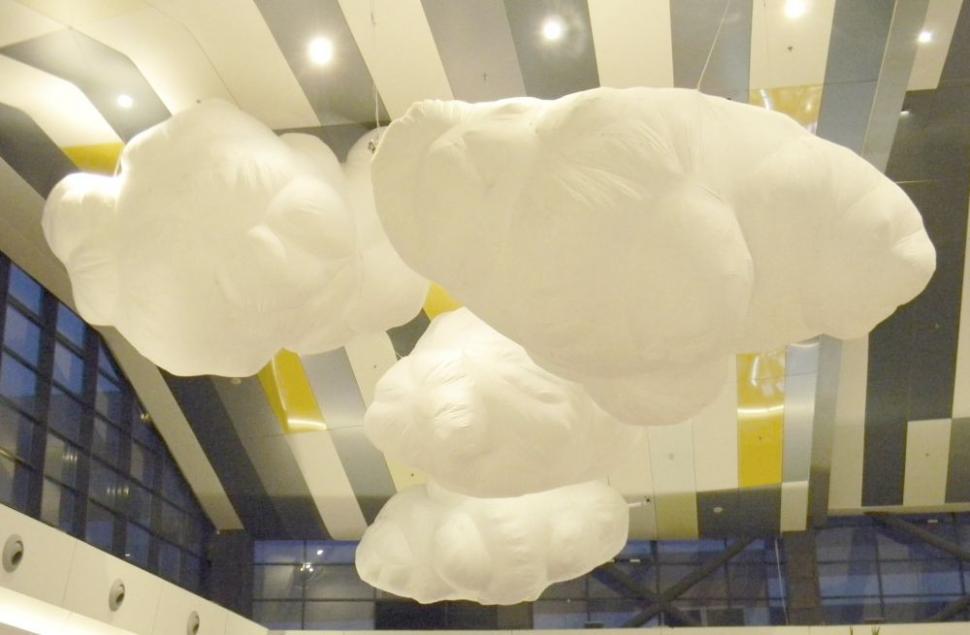 Lumi plutitoare. Uriaşii adormiţi, caii maiestuoşi, pădurea suspendată şi clovnii siniştri au invadat un mall din Bucureşti 200230