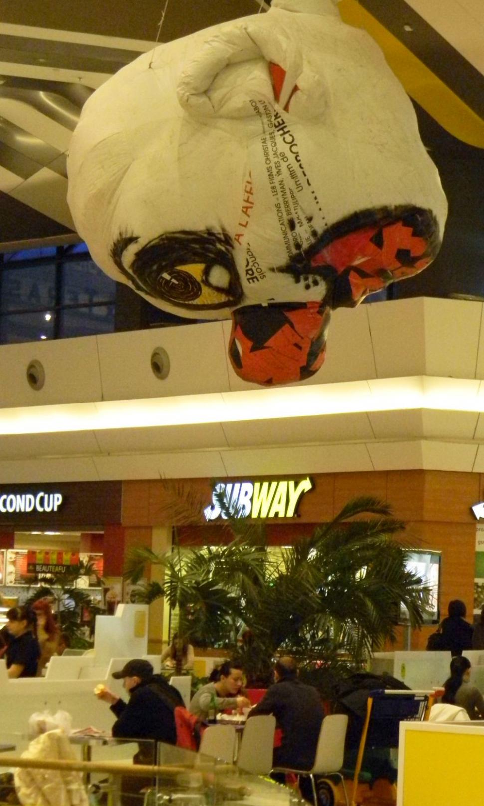 Lumi plutitoare. Uriaşii adormiţi, caii maiestuoşi, pădurea suspendată şi clovnii siniştri au invadat un mall din Bucureşti 200231