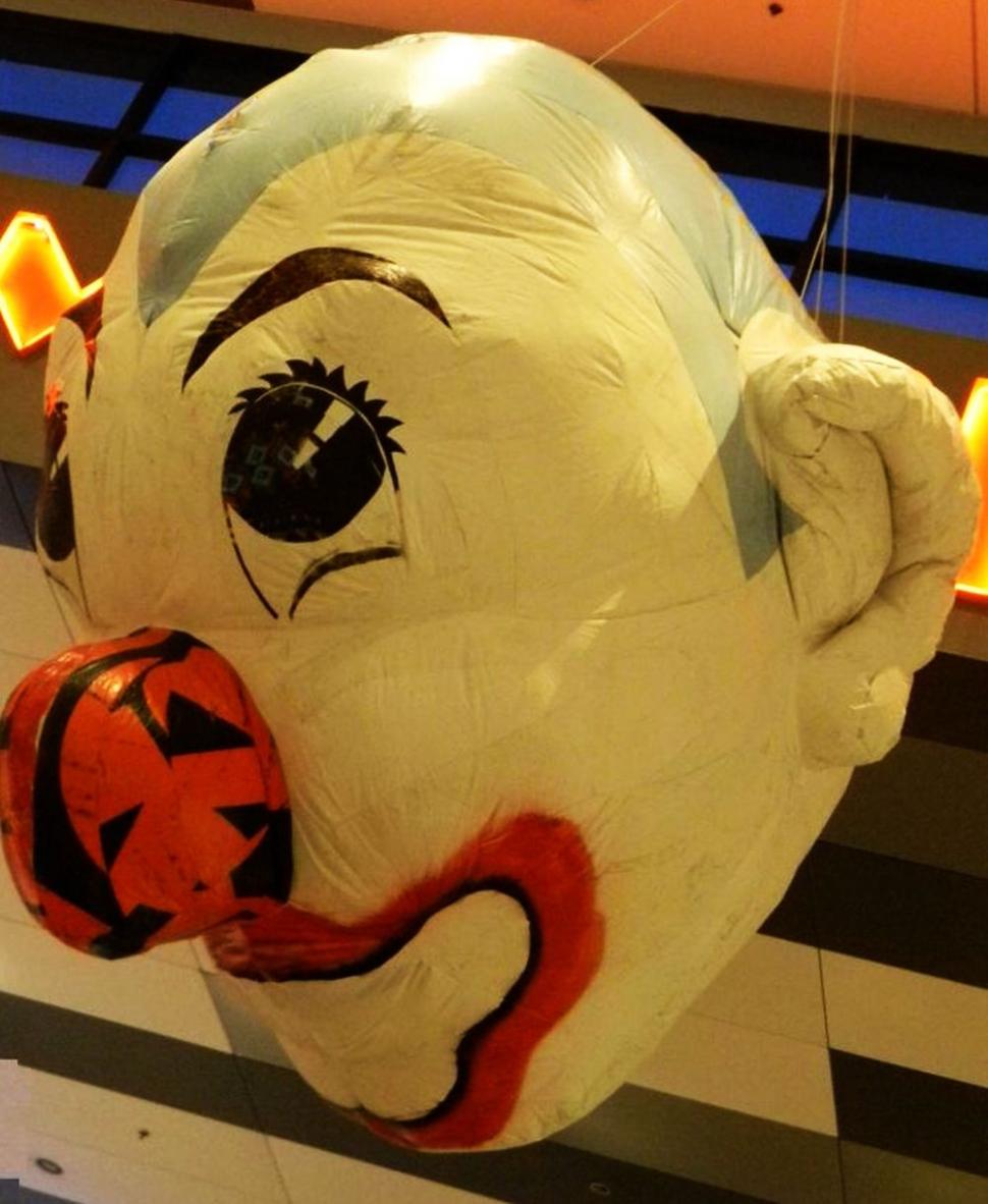 Lumi plutitoare. Uriaşii adormiţi, caii maiestuoşi, pădurea suspendată şi clovnii siniştri au invadat un mall din Bucureşti 200234