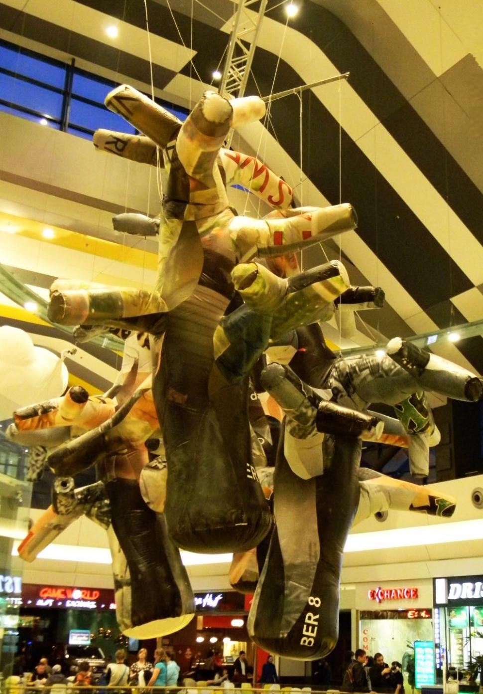 Lumi plutitoare. Uriaşii adormiţi, caii maiestuoşi, pădurea suspendată şi clovnii siniştri au invadat un mall din Bucureşti 200235