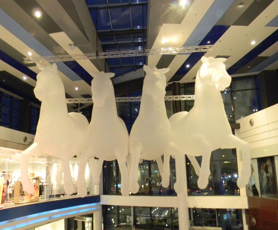 Lumi plutitoare. Uriaşii adormiţi, caii maiestuoşi, pădurea suspendată şi clovnii siniştri au invadat un mall din Bucureşti 200236