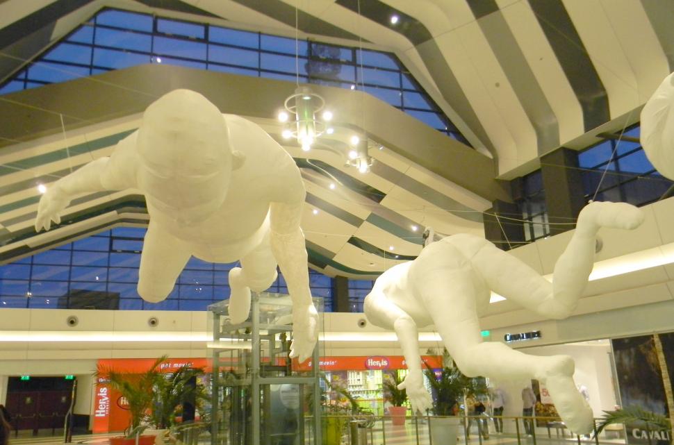 Lumi plutitoare. Uriaşii adormiţi, caii maiestuoşi, pădurea suspendată şi clovnii siniştri au invadat un mall din Bucureşti 200237