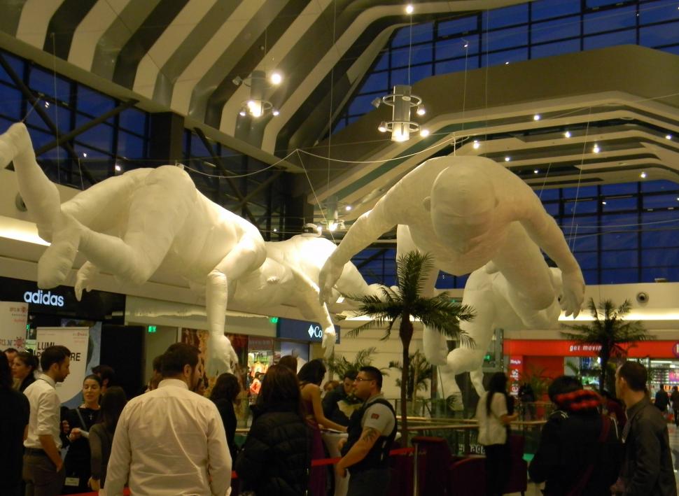 Lumi plutitoare. Uriaşii adormiţi, caii maiestuoşi, pădurea suspendată şi clovnii siniştri au invadat un mall din Bucureşti 200240