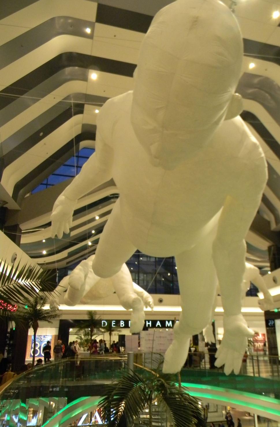 Lumi plutitoare. Uriaşii adormiţi, caii maiestuoşi, pădurea suspendată şi clovnii siniştri au invadat un mall din Bucureşti 200241