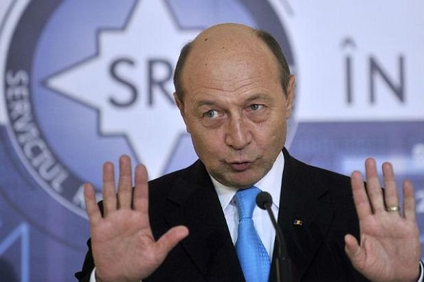 Traian Băsescu l-a decorat pe Maior. Preşedintele participă la bilanţul pe 2012 al Serviciului Român de Informaţii