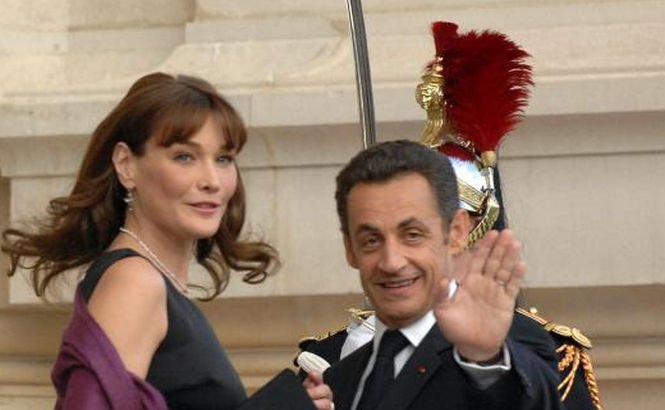 Carla Bruni-Sarkozy afirmă că acuzarea soţului ei este &quot;foarte dureroasă&quot; pentru familie