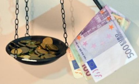 Euro scade în continuare, în timp ce dolarul şi francul elveţian cresc în raport cu leul