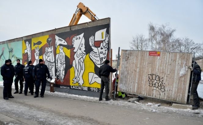 S-a reluat dărâmarea Zidului Berlinului