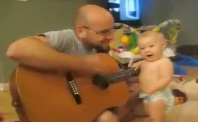 Se vrea Rock Star! Un bebeluş adoră acordurile de chitară