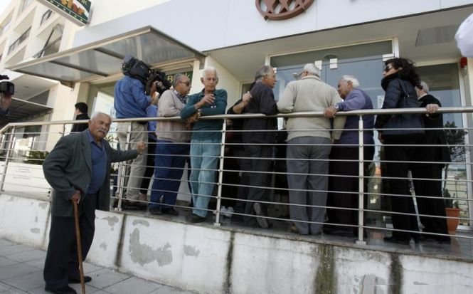 Băncile din Cipru s-au redeschis joi, după o întrerupere de aproape două săptămâni. Oamenii au luat cu asalt unităţile bancare