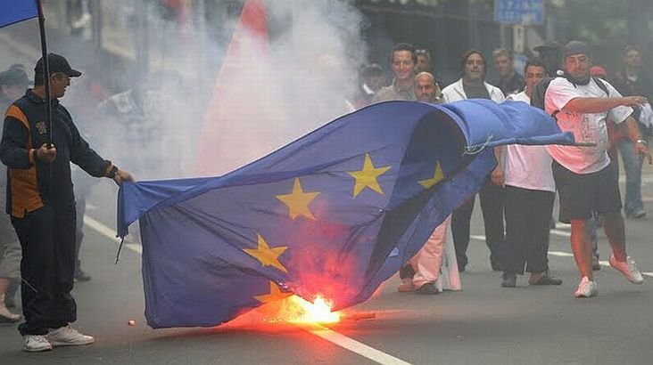 Drapelul Uniunii Europene, INCENDIAT în faţa Palatului Prezidenţial. Mii de oameni au ieşit în stradă