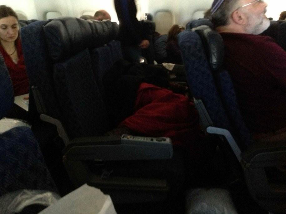 Imagini surprinse în avioanele din SUA. Ce păţesc zilnic mii de călători 200601