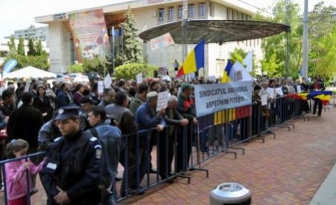 Peste 1.500 de angajaţi au protestat la Oltchim. Un angajat al combinatului a fost lovit de o maşină în timpul mitingului