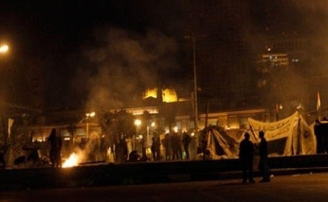 Zeci de protestatari au fost răniţi după ce au fost atacaţi în Piaţa Tahrir