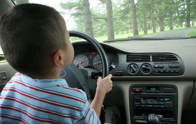 Şofer la 10 ani. Un copil din Sibiu, prins la volanul maşinii, cu bunicul alături