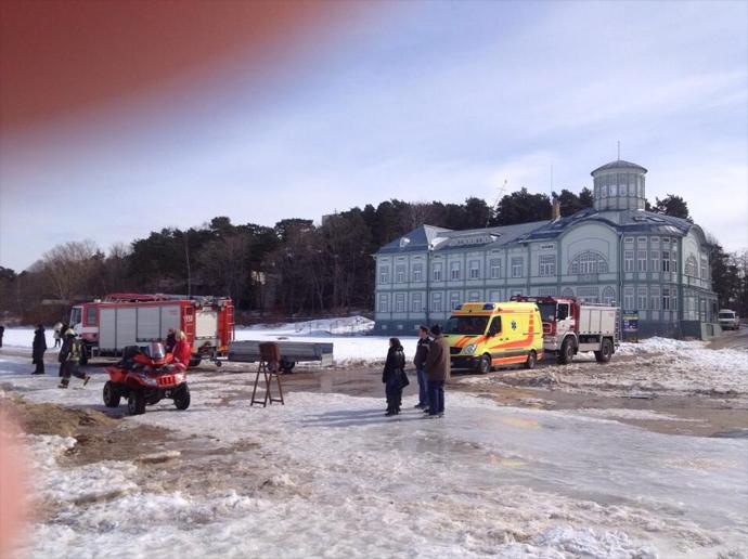 SUTE de persoane PLUTESC ÎN DERIVĂ pe două banchize. Operaţiunea de salvare este în desfăşurare 200951