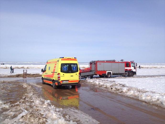 SUTE de persoane PLUTESC ÎN DERIVĂ pe două banchize. Operaţiunea de salvare este în desfăşurare 200952