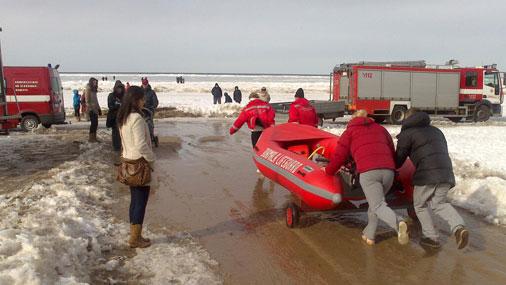 SUTE de persoane PLUTESC ÎN DERIVĂ pe două banchize. Operaţiunea de salvare este în desfăşurare 200960