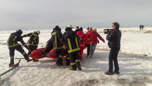 SUTE de persoane PLUTESC ÎN DERIVĂ pe două banchize. Operaţiunea de salvare este în desfăşurare 200961