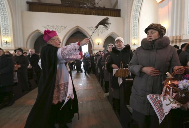 Credincioşii catolici serbează duminică Paştele, cu cinci săptămâni înaintea ortodocşilor