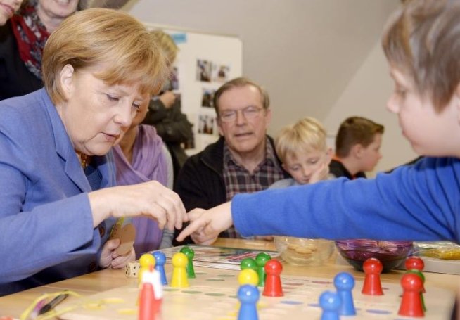Fostul cancelar german Gerhard Schroeder o laudă pe Angela Merkel