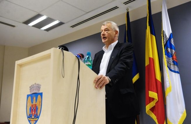 Oprescu, despre despărţirea lui Băsescu de PDL: Tulburări biochimice, normale pentru un bărbat la vârsta dânsului