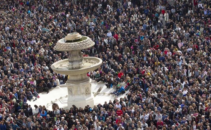 Papa Francisc îndeamnă credincioşii să transforme ura în iubire şi războaiele în pace 201136